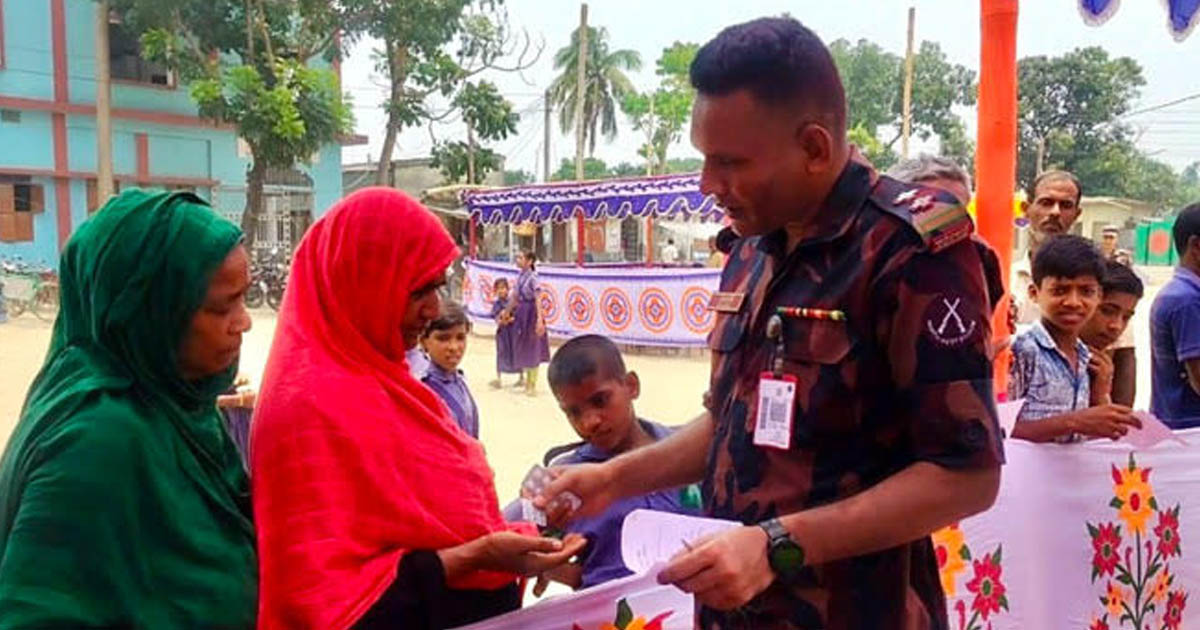 রাজশাহীতে চরাঞ্চলে বিজিবির ফ্রি মেডিকেল ক্যাম্প, চিকিৎসাসেবা পেলেন ৭০০ রোগী