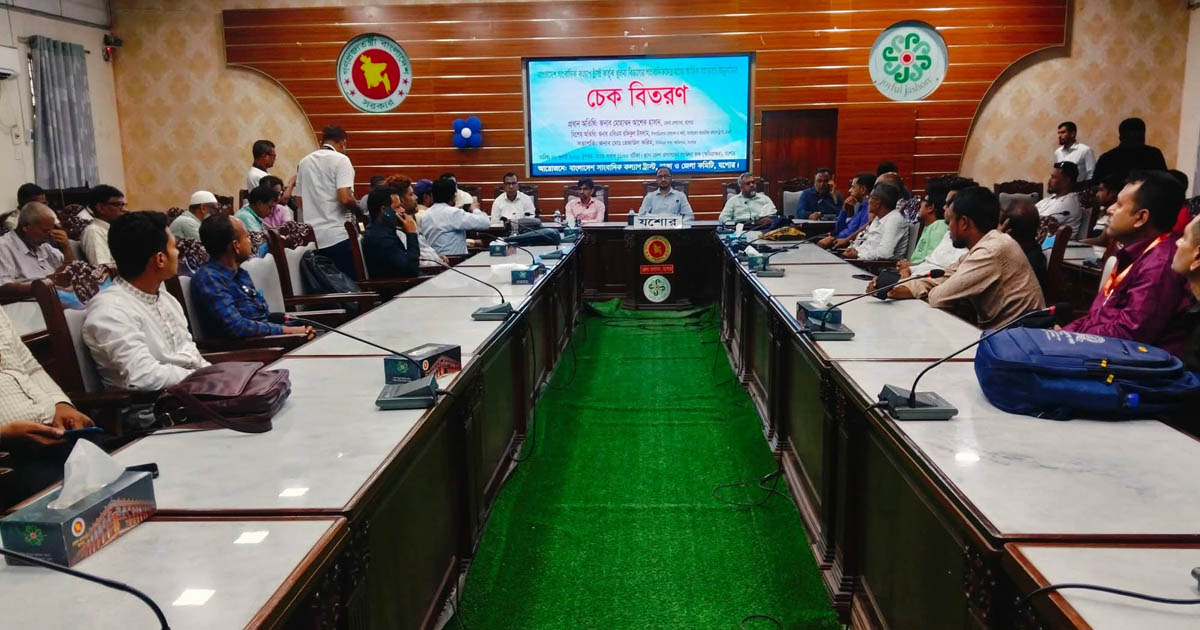 যশোরে খুলনা বিভাগের ৭০ সাংবাদিকের মাঝে কল্যাণ ট্রাস্টের চেক বিতরণ