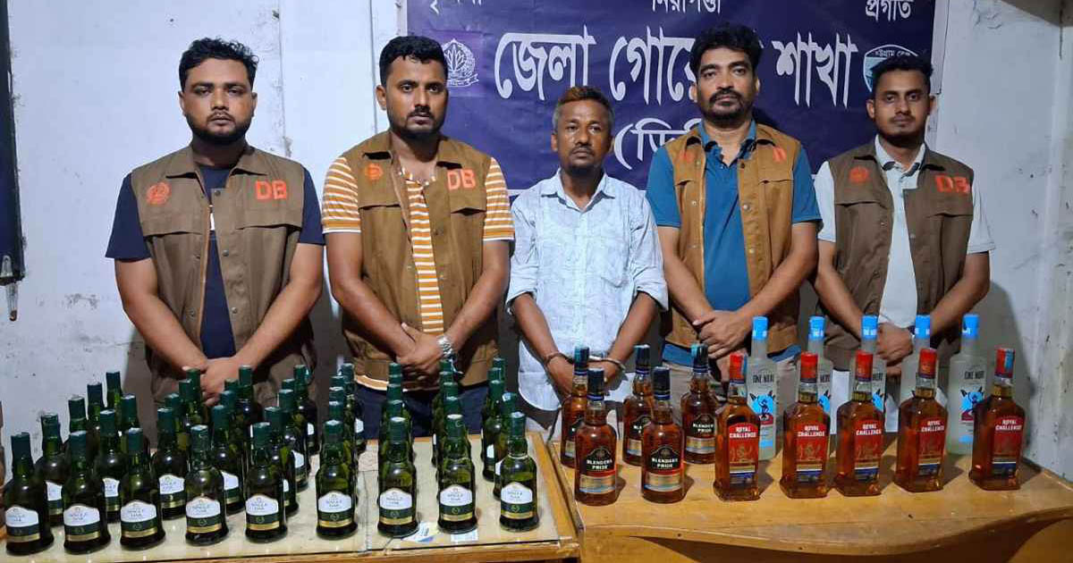নোয়াখালীতে ৫৮ বোতল বিদেশি মদসহ কারবারি গ্রেপ্তার