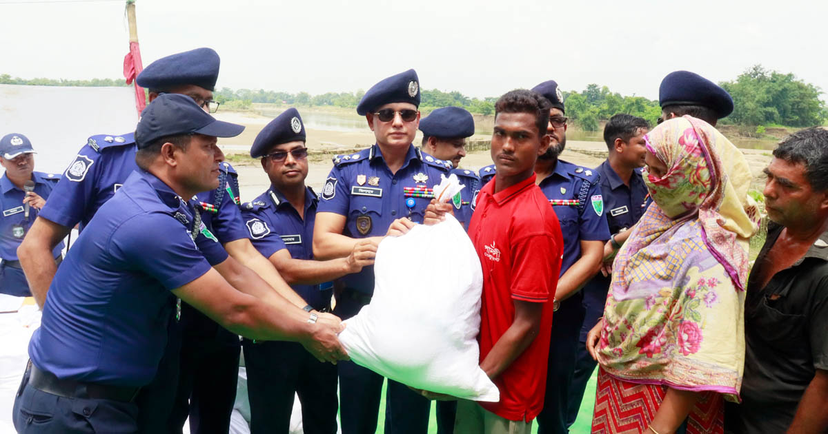 মৌলভীবাজারে বন্যার্তদের ত্রাণ ও চিকিৎসাসেবা দিল সিলেট রেঞ্জ পুলিশ