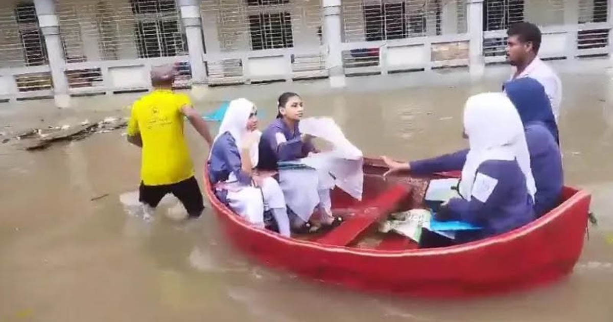 কুমিল্লায় টানা বৃষ্টিতে জলাবদ্ধতা, নৌকা ও ভ্যানে চড়ে পরীক্ষাকেন্দ্রে শিক্ষার্থীরা