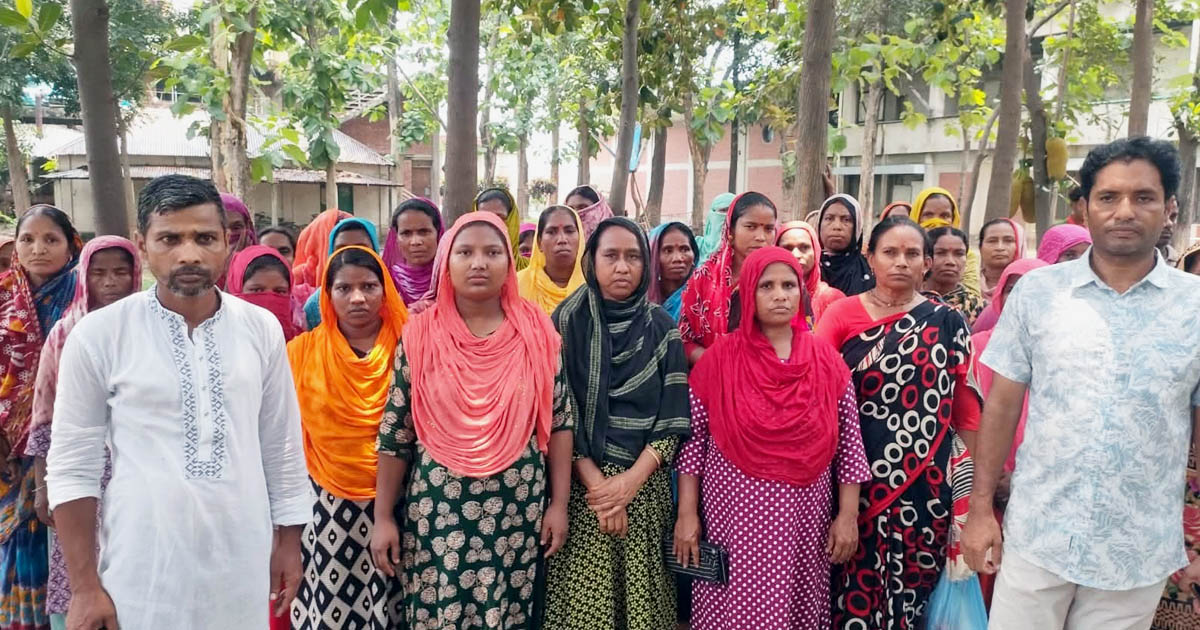 মির্জাপুরে বকেয়া বেতনের দাবিতে স্পিনিং মিল শ্রমিকদের বিক্ষোভ