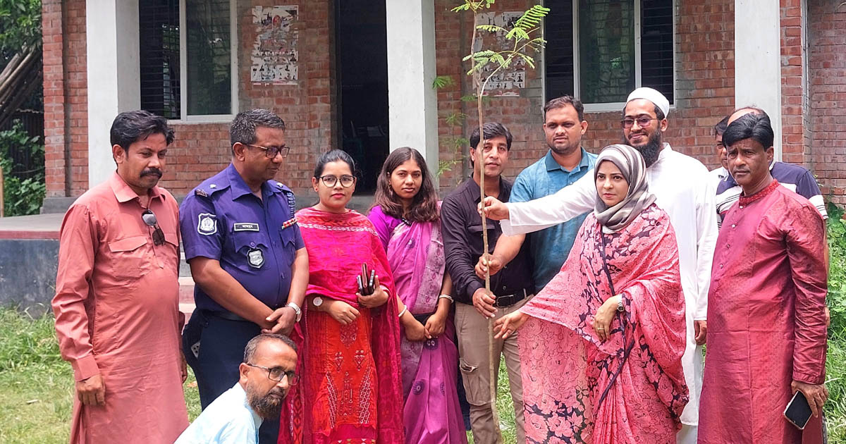 ঘিওরে প্রেসক্লাবের উদ্যোগে বৃক্ষরোপণ, চারা রোপণ করলেন ইউএনও
