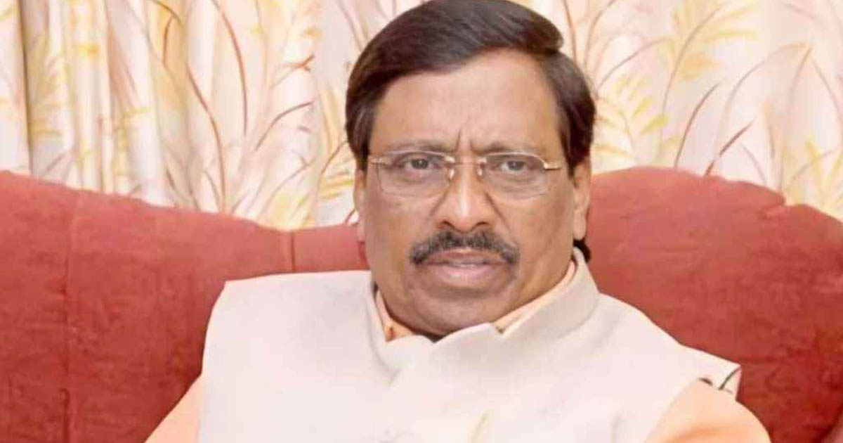 ভারতে জোর করে পুত্রবধূকে গোমূত্র পান করালেন সাবেক এমপি