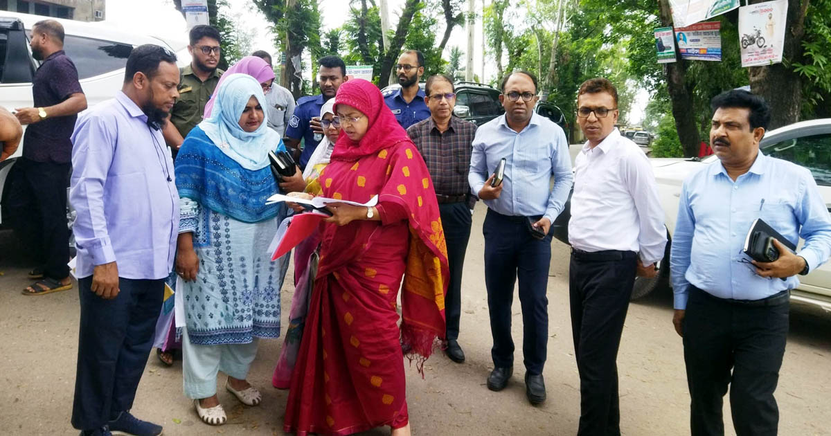 ফেনীর লালপোল বেদে পল্লী পরিদর্শন করলেন জেলা প্রশাসক