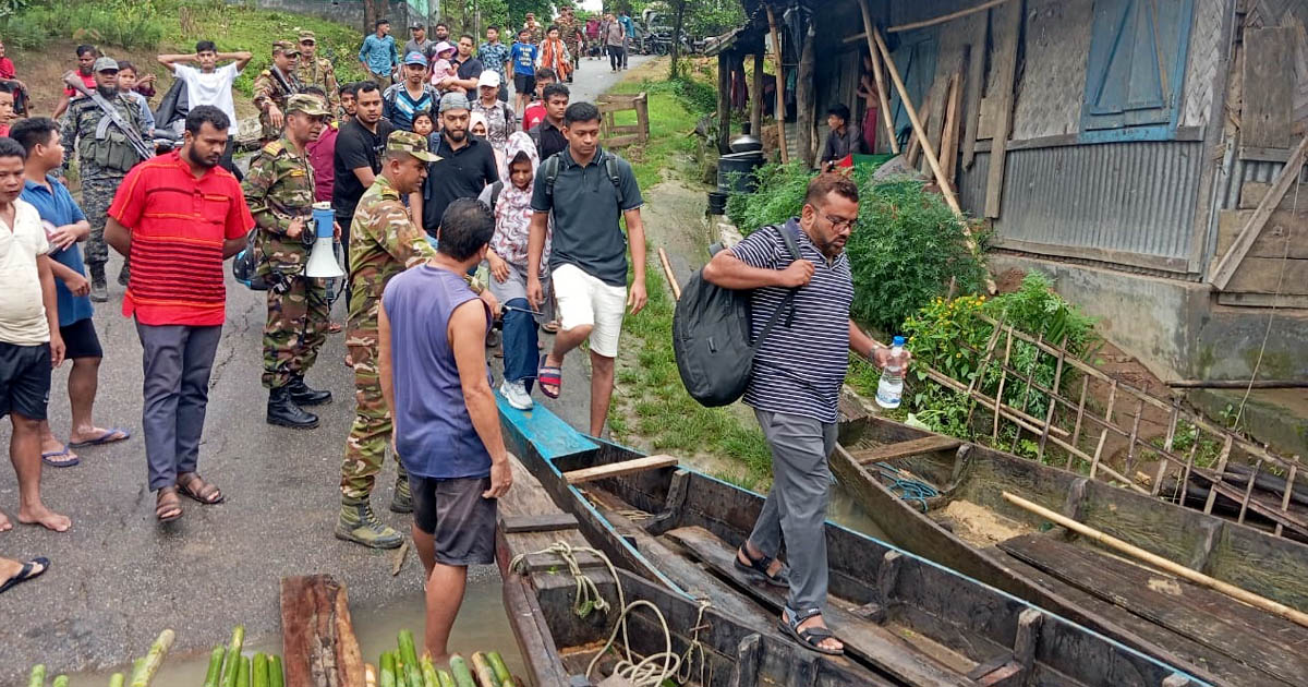 সাজেকে আটকে পড়া দেড় শতাধিক পর্যটককে উদ্ধার করল সেনাবাহিনী