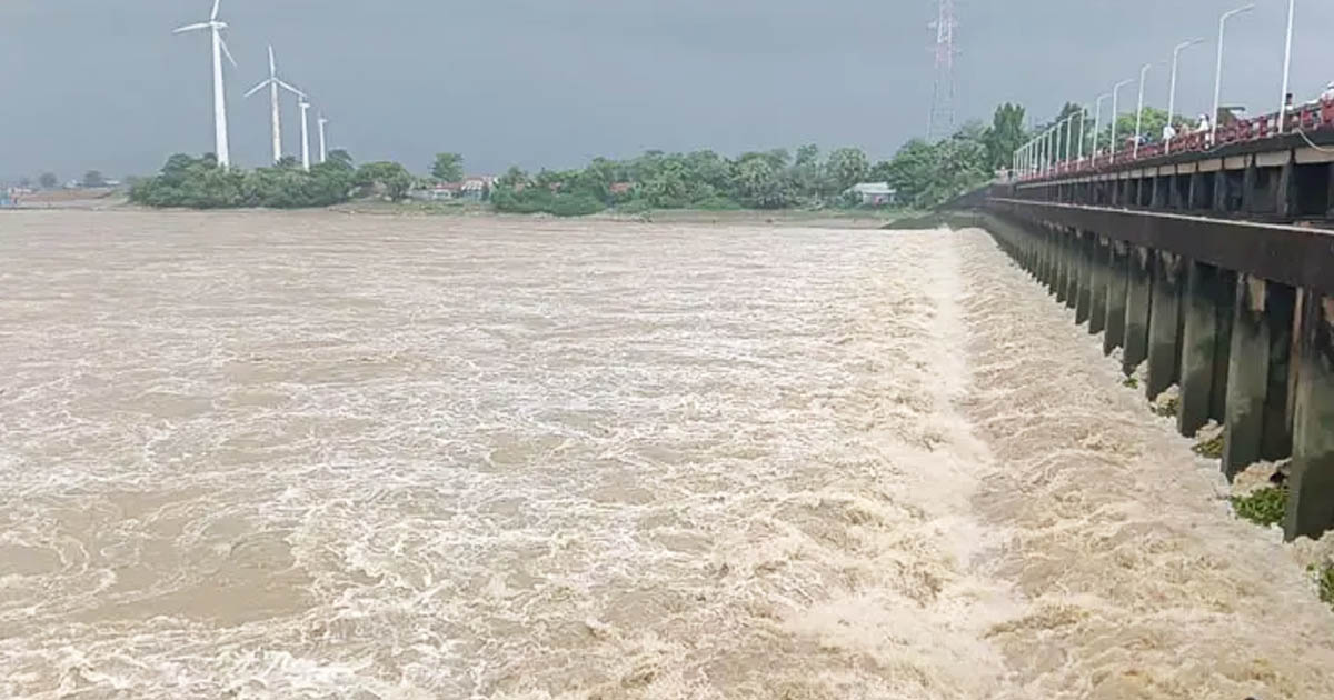 পানির চাপ সামলাতে খুলে দেওয়া হয়েছে মুহুরী সেচ প্রকল্পের সবগুলো রেগুলেটর