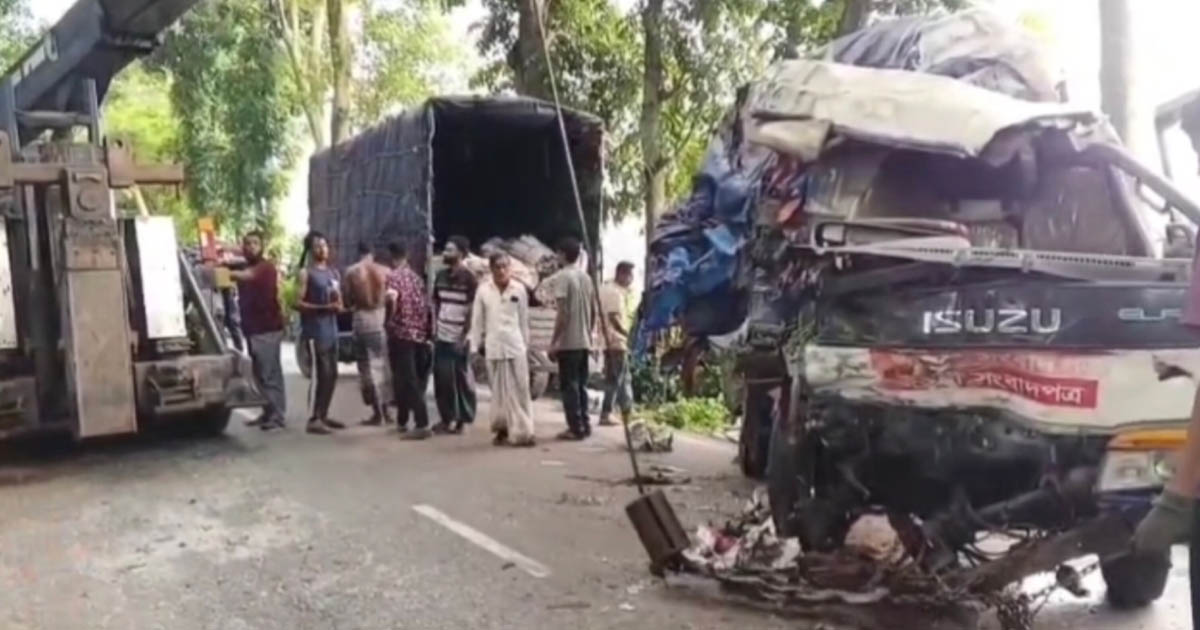 মাদারীপুরে দুই ট্রাকের মুখোমুখি সংঘর্ষ, সংবাদপত্রবাহী ট্রাকচালক নিহত, আহত ৪