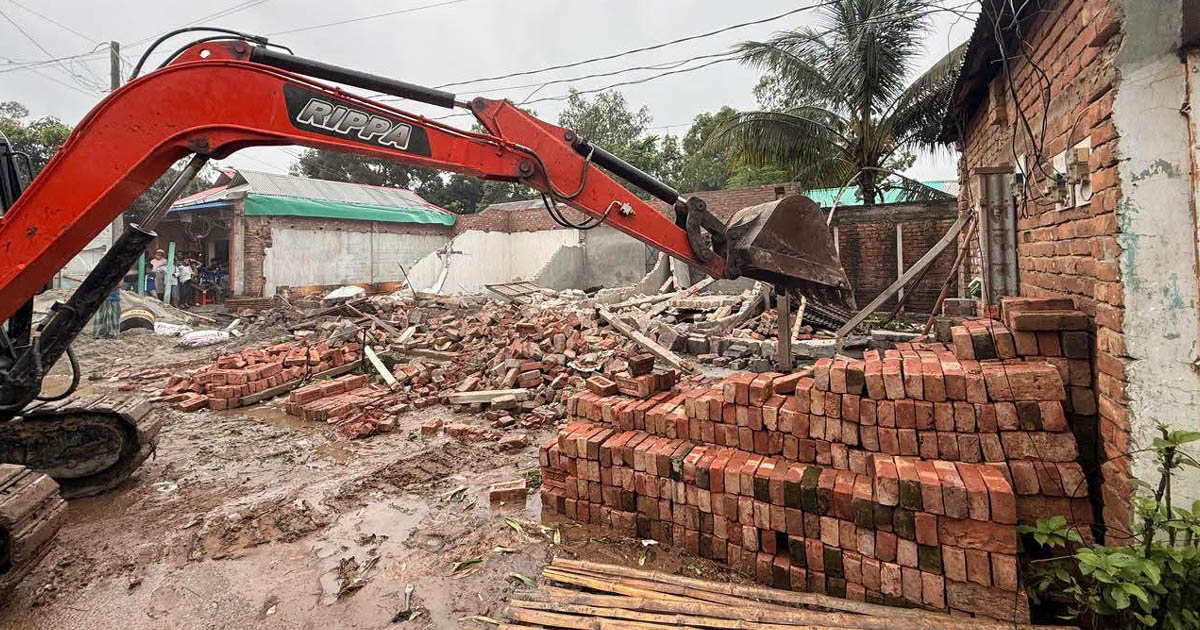 মধুপুরের গারোবাজারে ৪টি অবৈধ দোকান উচ্ছেদ