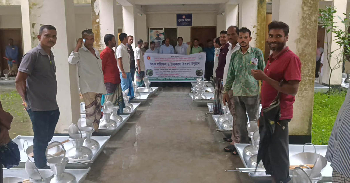 তালতলীতে গোলপাতার গুড় উৎপাদন বৃদ্ধিতে কৃষক প্রশিক্ষণ ও উপকরণ বিতরণ