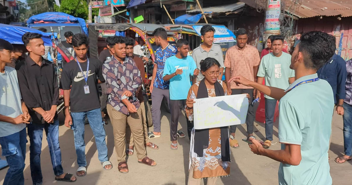 শিক্ষামন্ত্রীর মন্তব্যের প্রতিবাদে ঝালকাঠিতে শিক্ষার্থীদের বিক্ষোভ ও সড়ক অবরোধ