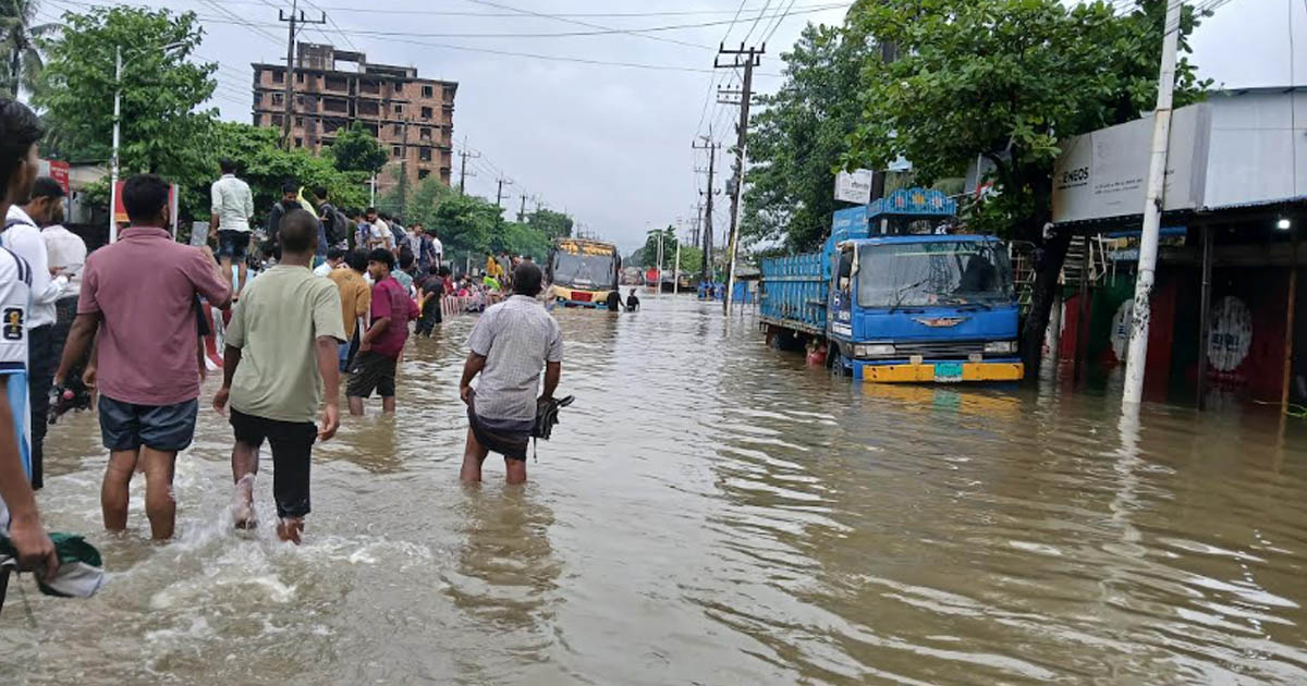 হাটহাজারীতে ভারী বর্ষণ ও পাহাড়ি ঢলে মহাসড়ক নিমজ্জিত, দুর্ভোগ চরমে