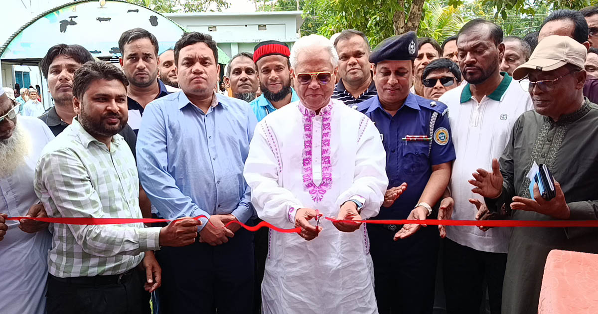 দুমকিতে ফল মেলা ও বৃক্ষরোপণ কর্মসূচির উদ্বোধন, কৃষকদের মাঝে প্রণোদনা বিতরণ