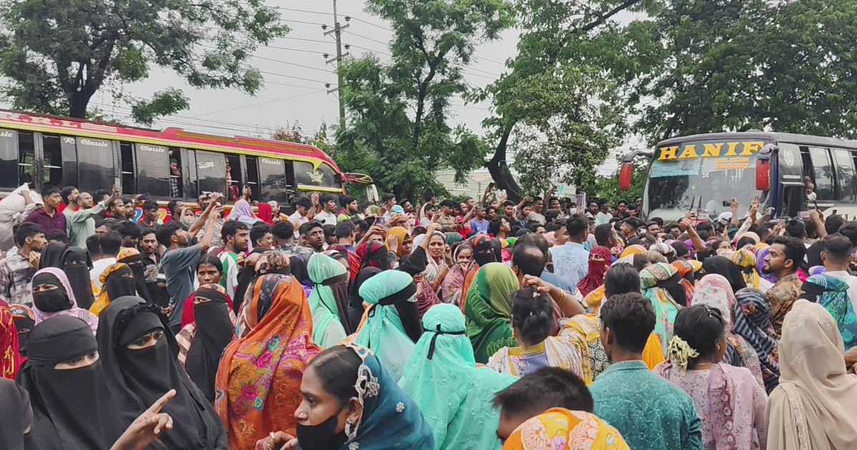 সোনারগাঁয়ে মহাসড়ক অবরোধ করে পোশাক শ্রমিকদের বিক্ষোভ