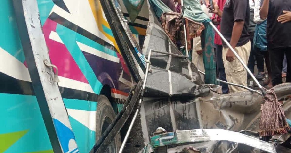 কক্সবাজার-চট্টগ্রাম মহাসড়কে দুই বাসের মুখোমুখি সংঘর্ষ, নিহত ২