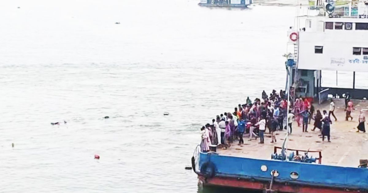 আবারও ফেরিতে ওঠার সময় যাত্রীবাহী বাস পদ্মা নদীতে 