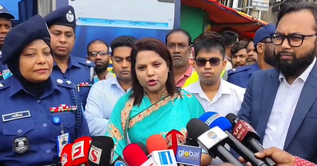 অতিরিক্ত ভাড়া আদায় ঠেকাতে হঠাৎ বাসস্ট্যান্ড পরিদর্শনে ডিসি ফরিদা