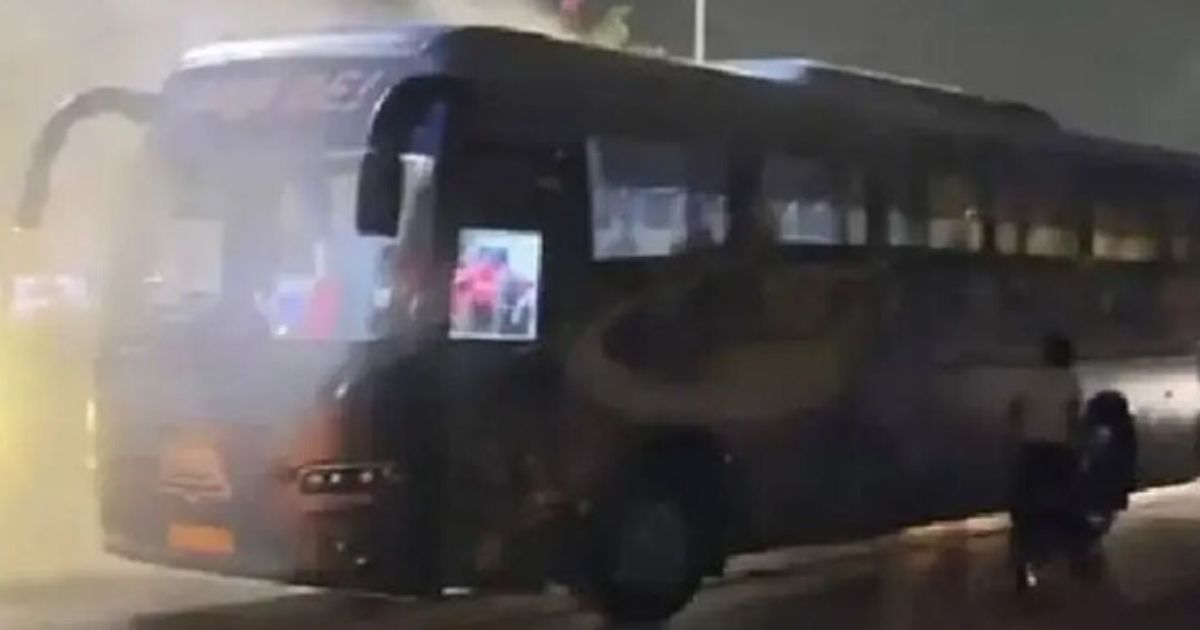 ফাইনাল হেরে হোটেলে ফেরার পথে গুজরাটের টিম বাসে আগুন