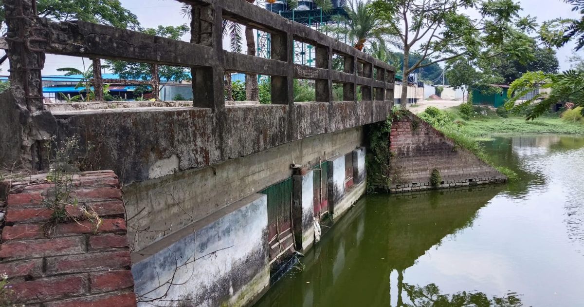 ঝিকরগাছায় খালে বাঁধ দিয়ে মাছ চাষ, পানিপ্রবাহ ব্যাহত হওয়ার শঙ্কা