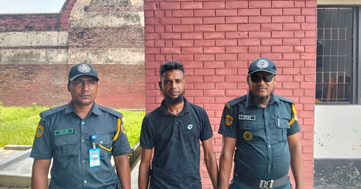 স্ত্রীকে কারাগারে দেখতে এসে গাঁজাসহ আটক স্বামী