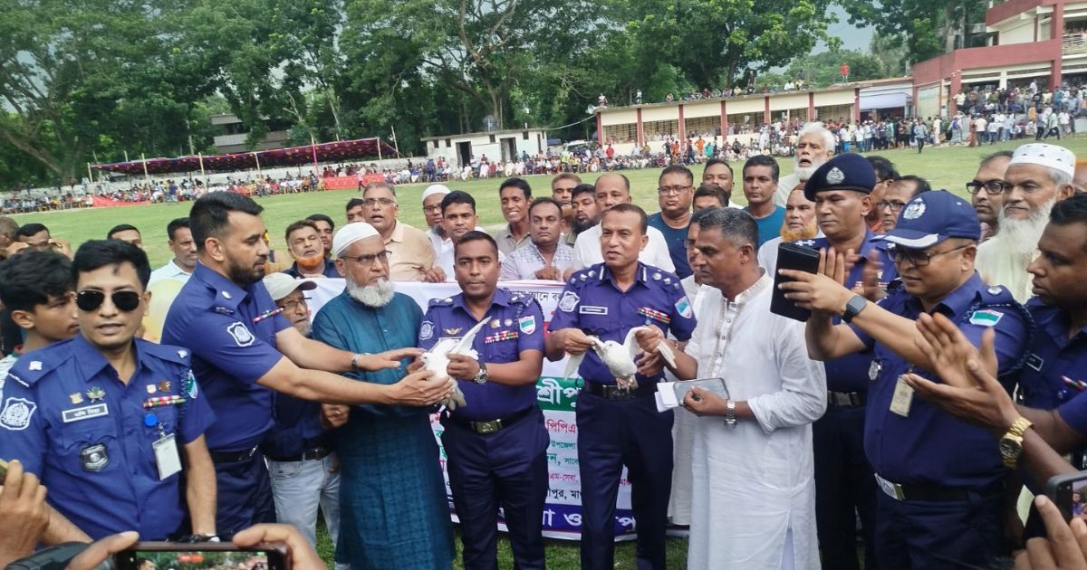 শ্রীপুরে পুলিশ সুপার কাপ ফুটবলে পুলিশের জয়, ছড়াল সম্প্রীতির বার্তা