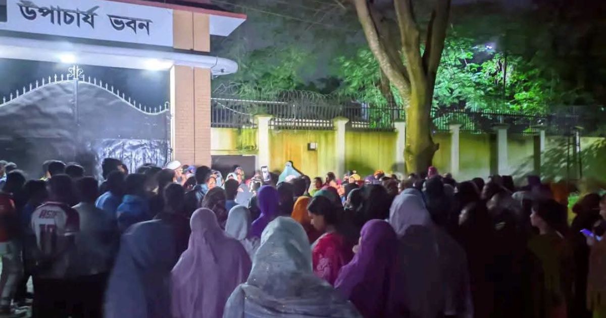 বেরোবিতে প্রভোস্টের পদত্যাগ দাবিতে মধ্যরাতে নারী শিক্ষার্থীদের বিক্ষোভ