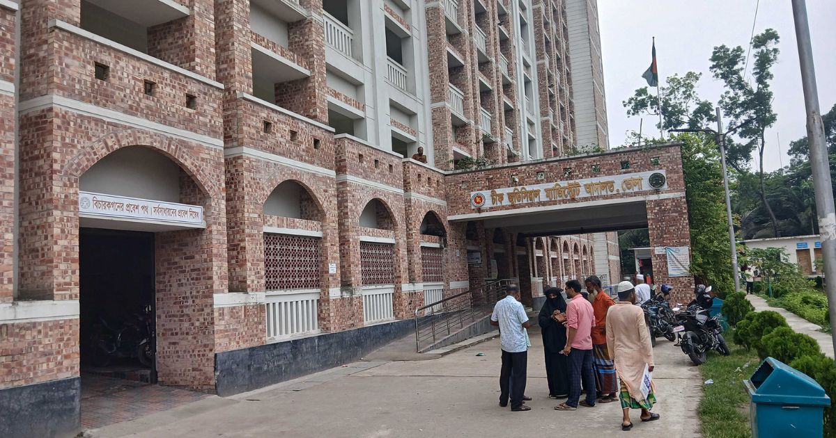 আদালতের আদেশ ভুল বোঝাবুঝি, এজলাসে নারীর বিষপান