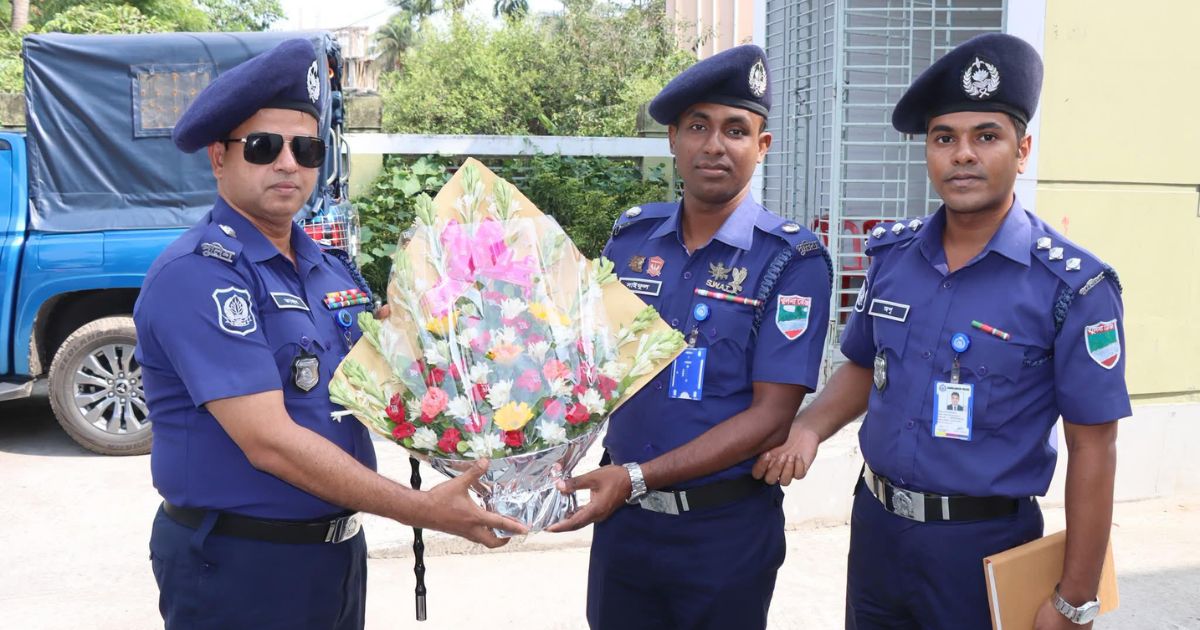 খুলনা এ-সার্কেল অফিস পরিদর্শন করলেন পুলিশ সুপার তাজুল ইসলাম