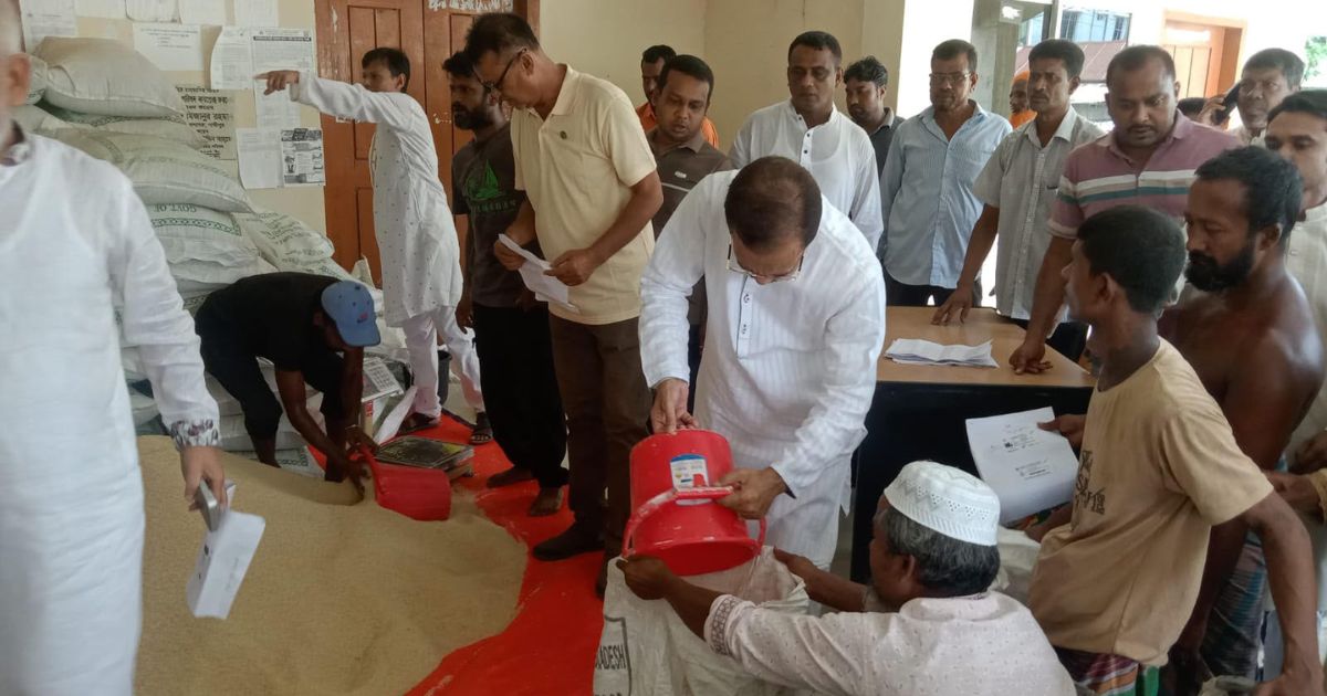 পূবাইলে অসহায় পরিবারের মাঝে বিনামূল্যে চাল বিতরণ