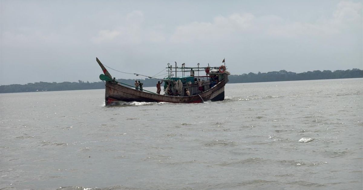 গভীর সমুদ্রে ট্রলারের পাখা বিকল, তিন দিন ধরে সাগরে ভাসছে ১৭ জেলে