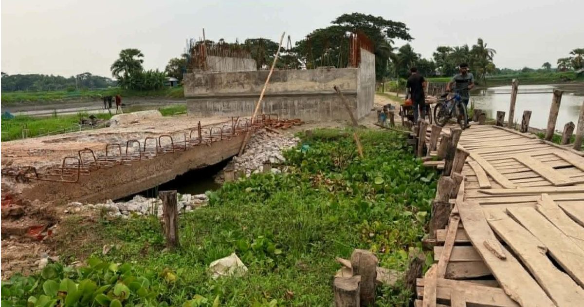 মনিরামপুরে সেতুর কাজ শেষ না হওয়ায় ২০ গ্রামের মানুষের দুর্ভোগ চরমে