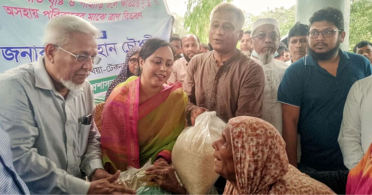উখিয়ায় বন্যার্তদের মাঝে এমপি শাহজাহানের ত্রাণ বিতরণ