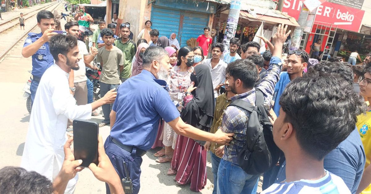 শিক্ষার্থীদের অবরোধে অচল দিনাজপুরের সড়ক ও রেল যোগাযোগ