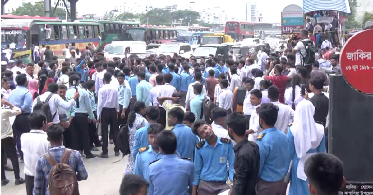 রাজধানীতে শিক্ষার্থীদের ফের সড়ক অবরোধ