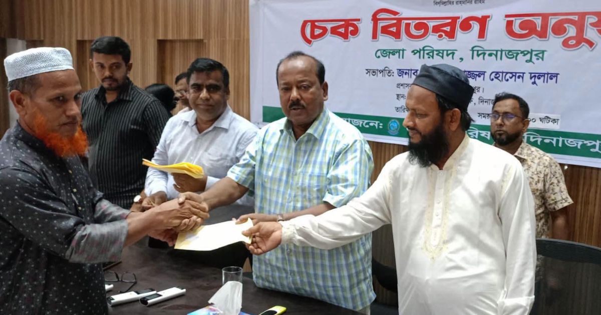 দিনাজপুরে ৩৪ উন্নয়ন প্রকল্পে ২৫ লাখ টাকার অনুদানের চেক বিতরণ 