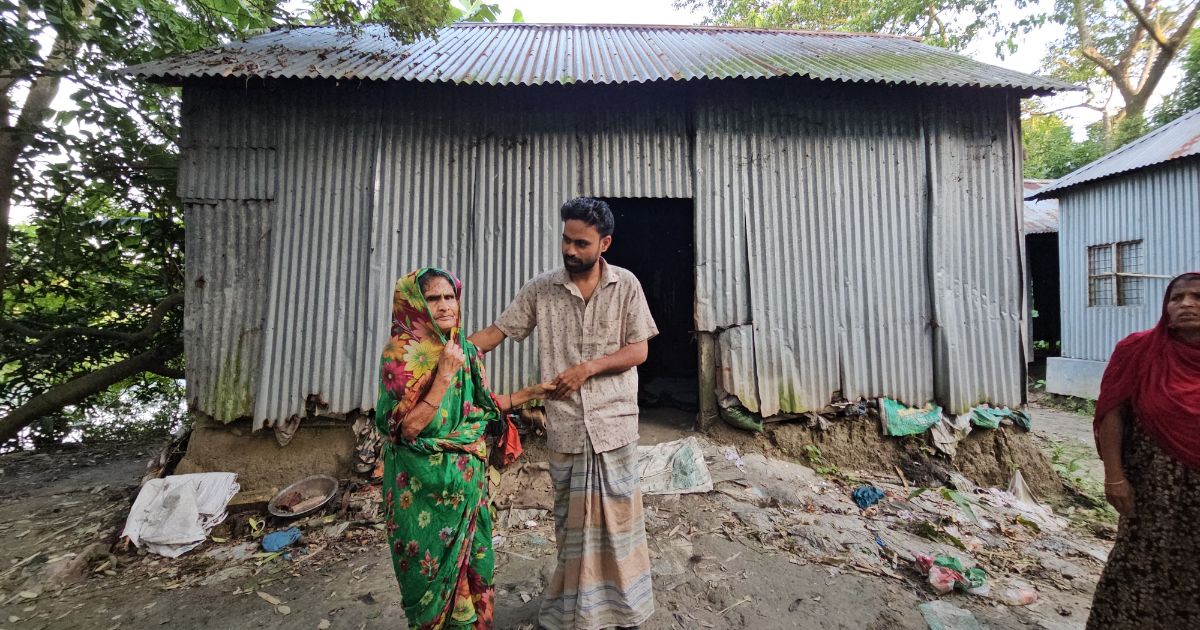 গোয়ালন্দে তিন সন্তান নিয়ে জরাজীর্ণ ঘরে ফুলজানের মানবেতর জীবন