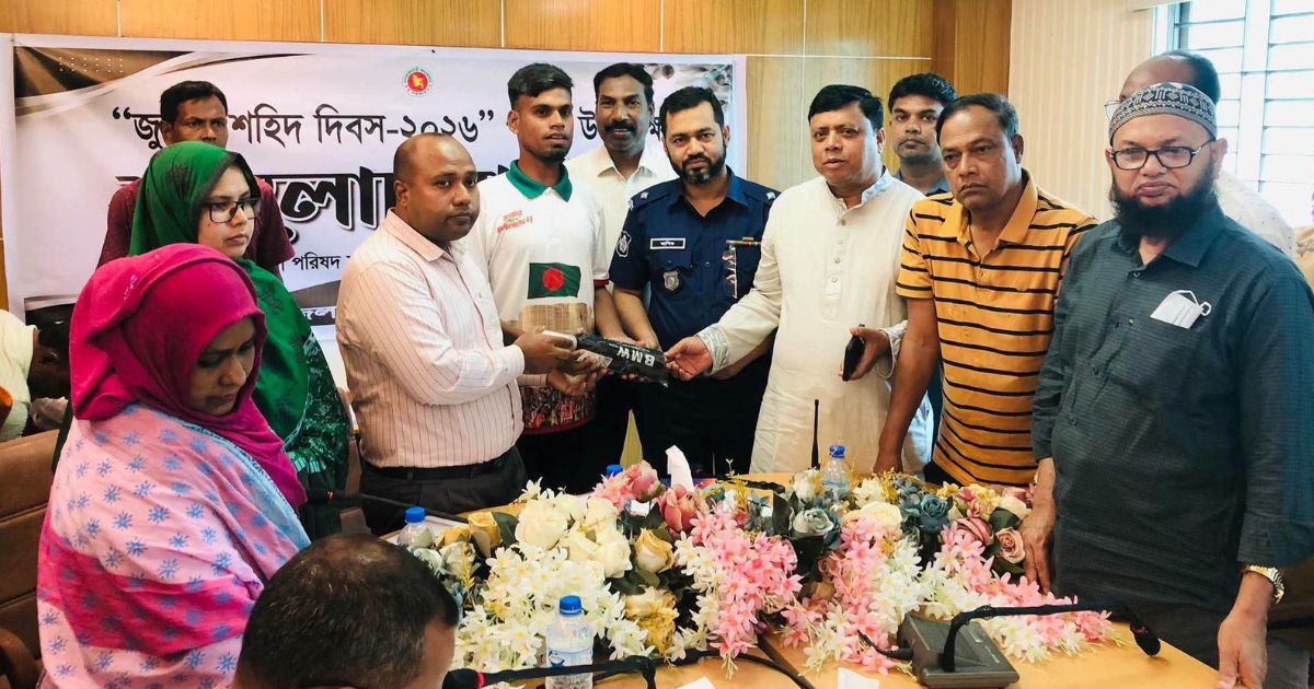 জুলাই শহীদ স্মরণে বগুড়ায় আলোচনা সভা, দোয়া ও উপহার বিতরণ