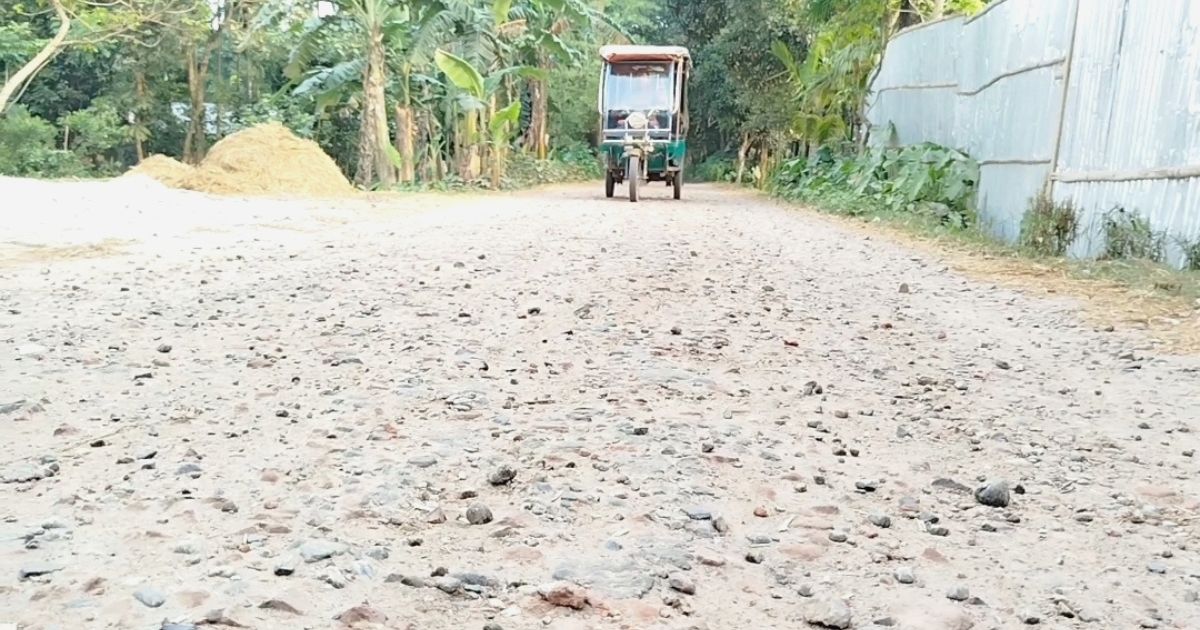 নির্ধারিত সময়েও শেষ হয়নি রাস্তার কাজ, ভোগান্তিতে লক্ষাধিক মানুষ