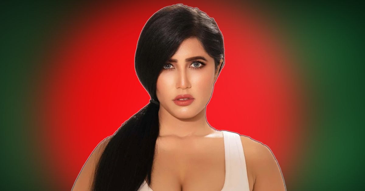 বেপর্দা ঘোরাফেরা করায় হেনস্তা, রাষ্ট্রের কপালে থুতু মারলেন অভিনেত্রী 