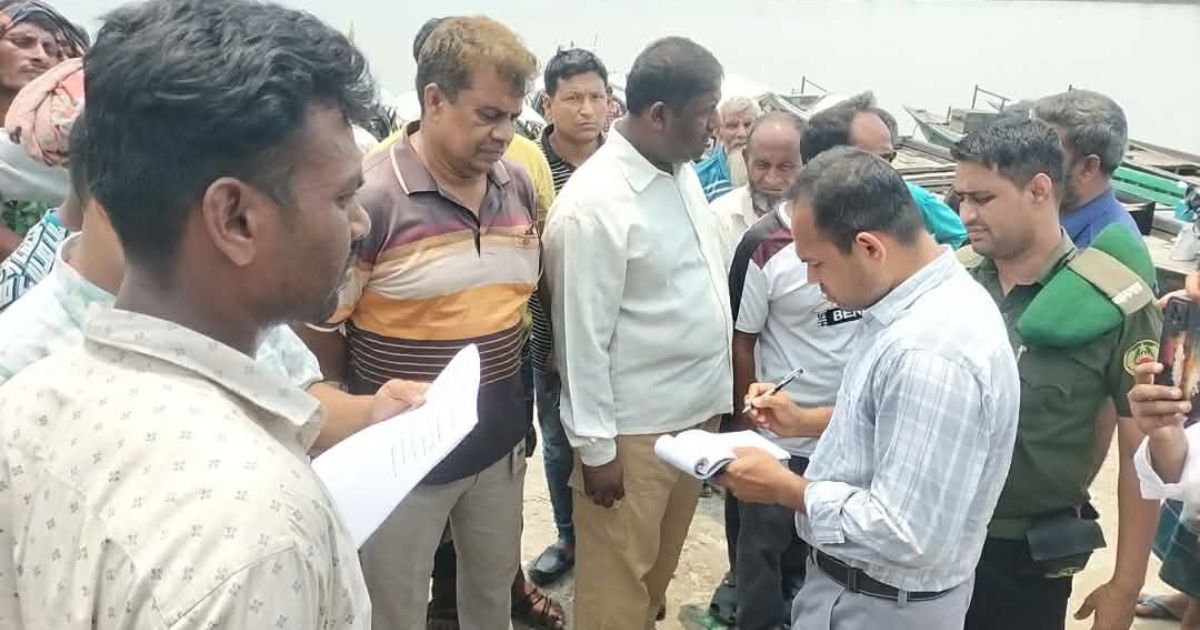 অবৈধভাবে বালু উত্তোলনের দায়ে ড্রেজার মালিককে জরিমানা
