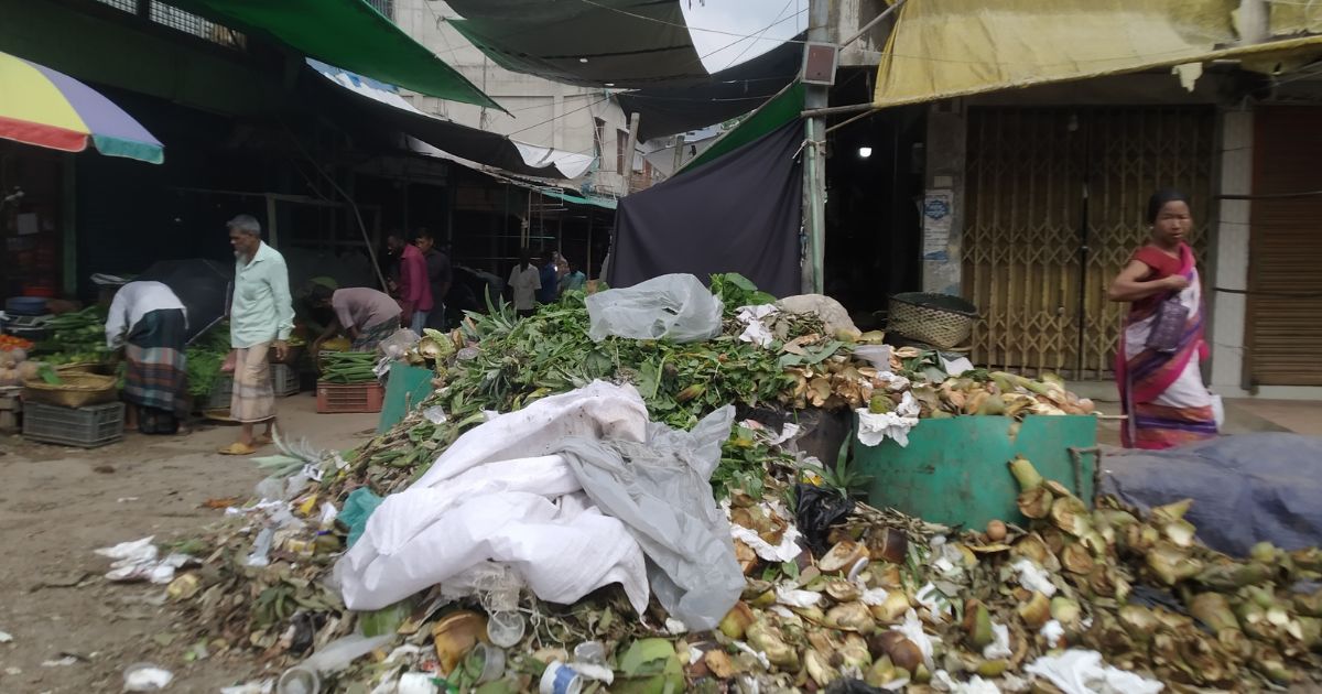 মাটিরাঙ্গায় সড়কের মুখে ময়লার ভাগাড়, পৌরবাসীর ভোগান্তি