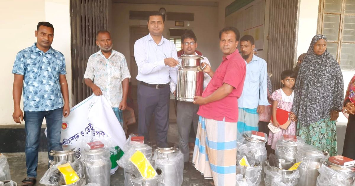 নকলায় ৩৬০ খামারির মাঝে ডেইরি উপকরণ বিতরণ