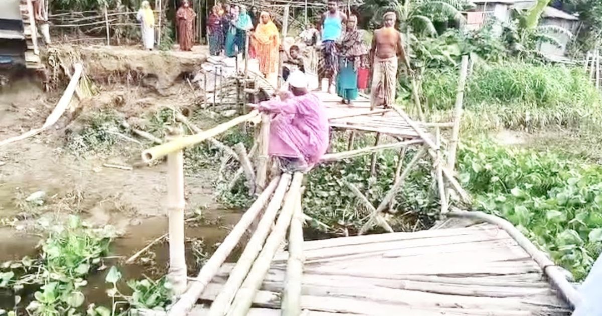 রাজারহাটে সাঁকো ভেঙে গ্রামবাসীর চলাচলে ভোগান্তি