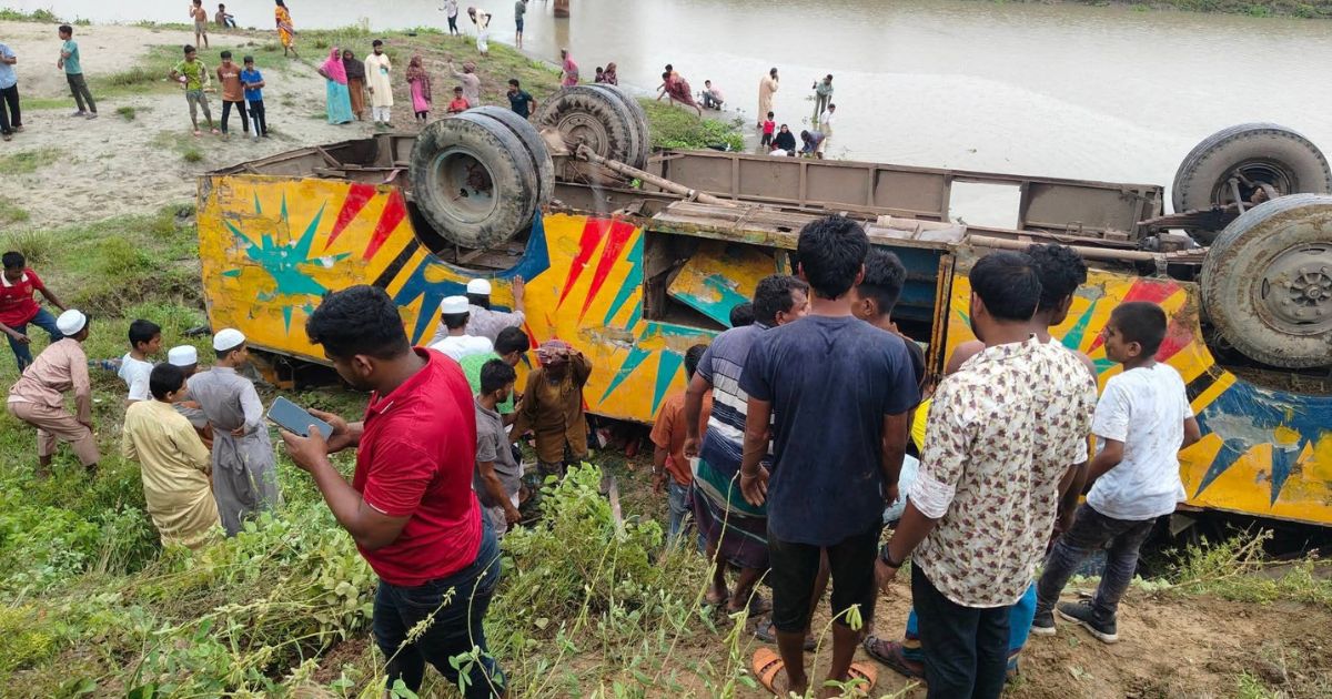 সরাইলে নিয়ন্ত্রণ হারিয়ে বাস খাদে, নিহত ৪