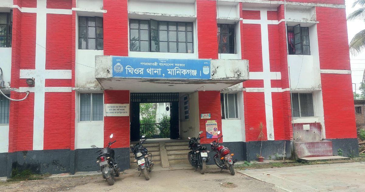 ঘিওরে স্বামীকে আটকে রেখে গৃহবধূকে ধর্ষণের অভিযোগে মামলা