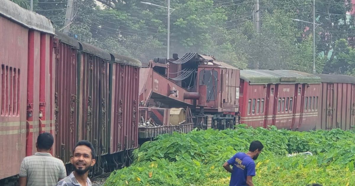 লাইনচ্যুত ট্রেন উদ্ধার করতে গিয়ে রিলিফ ট্রেন নিজেই লাইনচ্যুত