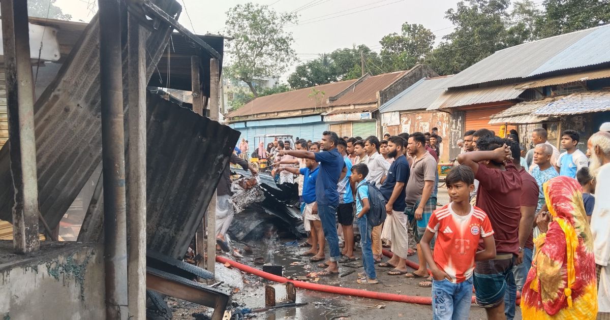 কামারখন্দে আগুনে পুড়ল ৭ দোকান, ক্ষতি প্রায় ৪০ লাখ টাকা