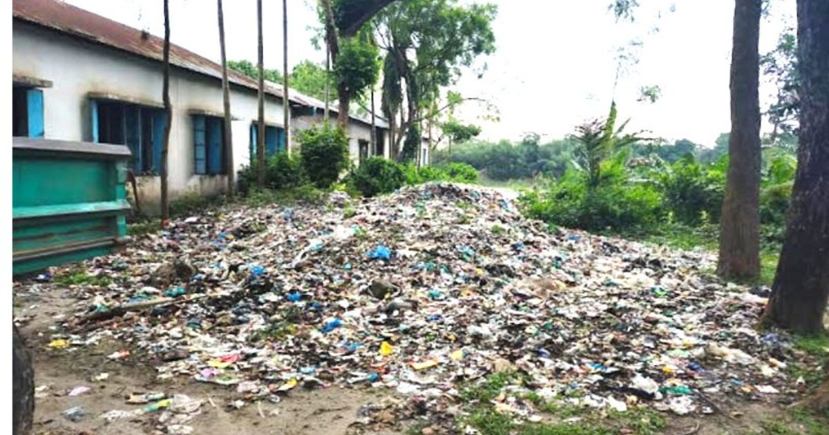 কাপাসিয়ায় স্কুলের পাশে ময়লার ভাগাড়, দুর্ভোগে শিক্ষার্থীরা